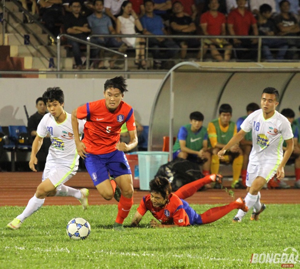 Công Phượng bất lực trước hàng thủ U19 Hàn Quốc. Ảnh: Đình Viên.