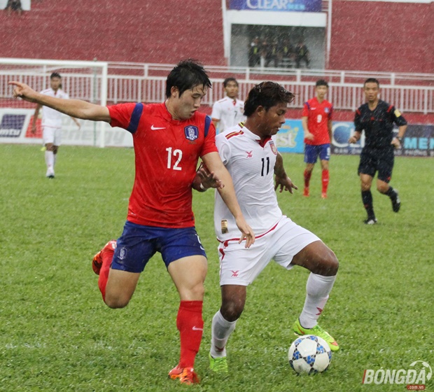 Việc có được 3 điểm trước các cầu thủ U21 HAGL ở trận ra quân giúp U19 Hàn Quốc có được tinh thần khá tốt trước U21 Myanmar ở lượt trận thứ hai của bảng B. Giống như cuộc đối đầu với U21 HAGL, các cầu thủ U19 Hàn Quốc chủ động chơi phòng ngự bên phần sân nhà và chờ cơ hội phản công để quyết định trận đấu. Ảnh: Đình Viên.