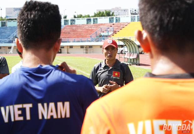 HLV U21 Việt Nam thoải mái sau khi giành được vé vào bán kết U21 Quốc tế. Ảnh: Quang Thịnh.