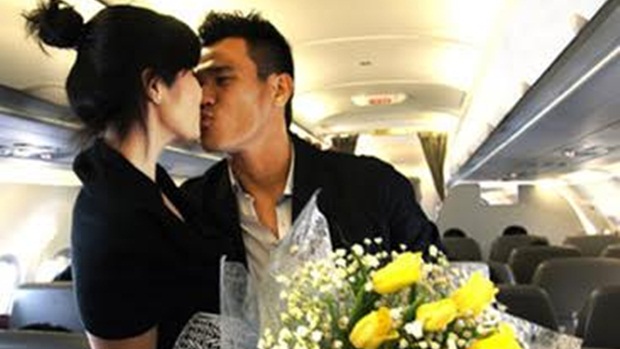  Thanh Bình tặng hoa cho vợ đầy lãng mạn trong một chuyến bay.
