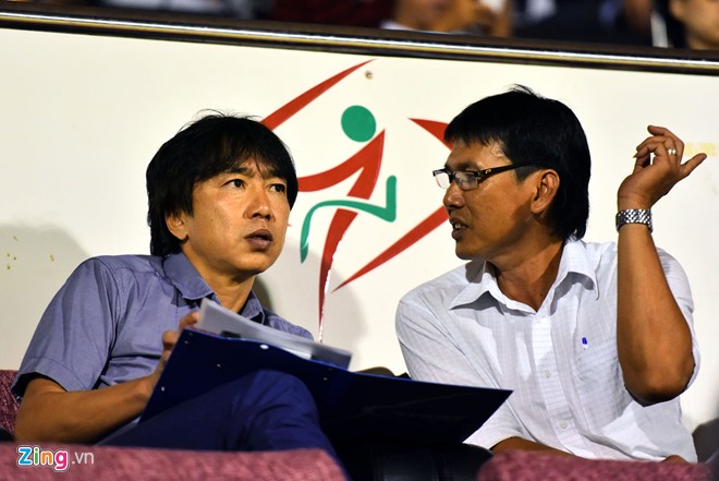  HLV Miura cùng trợ lý Trần Công Minh có mặt dự khán các trận vòng bảng giải U21 quốc tế. Ảnh: Nguyễn Quang.