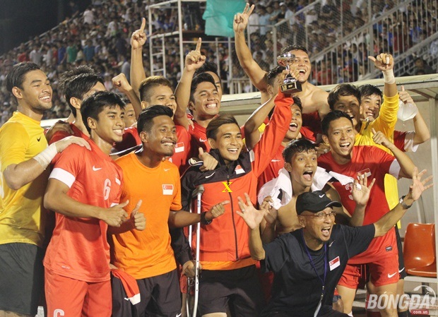 Taufik Suparno (chống nạng, X) ăn mừng chiến thắng cùng đồng đội. Ảnh: Đình Viên.