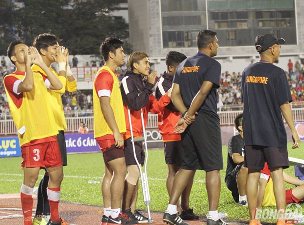 Taufik Suparno chống nạng xem các đồng đội đá luân lưu trong trận tranh hạng 3. Ảnh Đình Viên.
