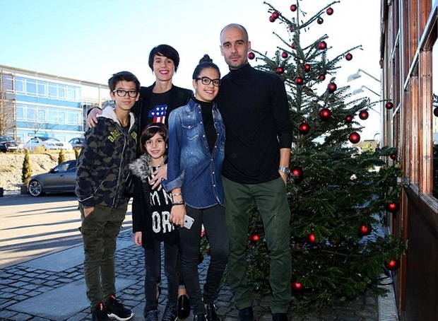 HLV Bayern Munich Pep Guardiola đi cùng vợ Cristina và hai con.