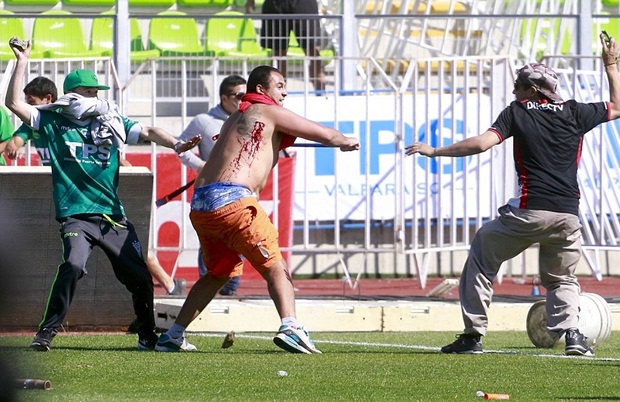 Trận đấu giữa Santiago Wanderers và Colo Colo thuộc vòng 15 giải VĐQG Chile đã phải tạm hoãn vì CĐV hỗn chiến.