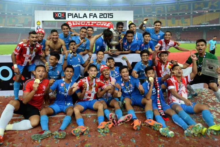 LIONSXII ăn mừng chúc vô địch Malaysian FA Cup 2015 và cũng là thành tích cuối cùng của họ. Ảnh: Internet.