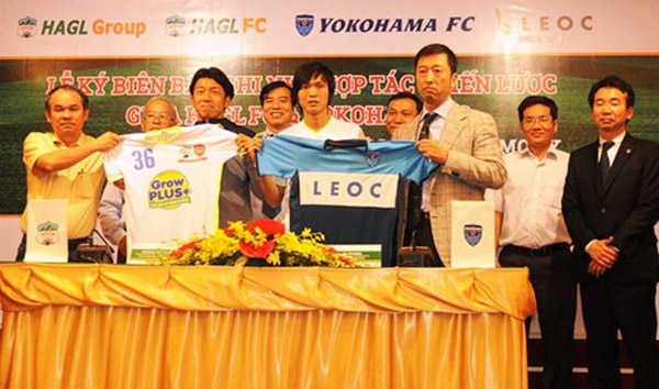 Bầu Đức trong ngày ký hợp đồng với Yokohama FC.