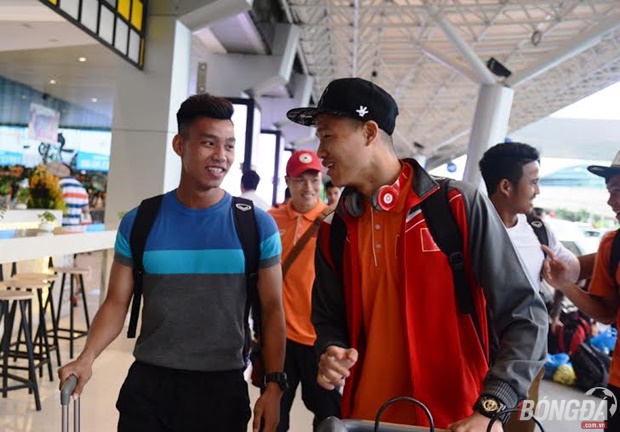 Tiền vệ biên Văn Thanh trò chuyện cùng thủ môn Minh Long ở sân bay Tân Sơn Nhất. Ảnh: Đình Viên.