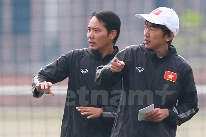 Huấn luyện viên Miura (phải) tin rằng thời tiết trong Nam sẽ giúp các cầu thủ có thể lực sung mãn hơn. Ảnh: Minh Chiến.