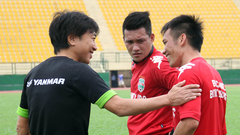 HLV Miura tìm lời khuyên cho vấn đề thương của U23 Việt Nam