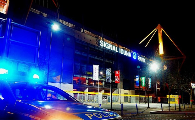 Cảnh sát bắt giữ một fan đột nhập vào SVĐ của Dortmund. Ảnh: Internet.