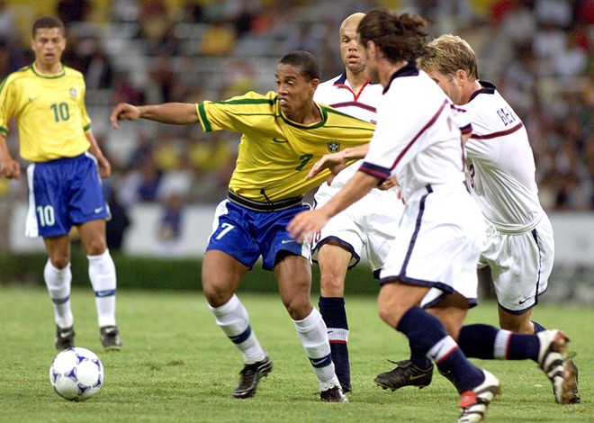 Ronaldinho - số 10 hay nhất Brazil kể từ thời Pele?
