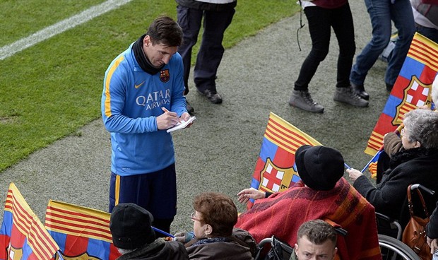 Đã có rất nhiều CĐV Barcelona đến chứng kiến buổi tập của Messi và các đồng đội