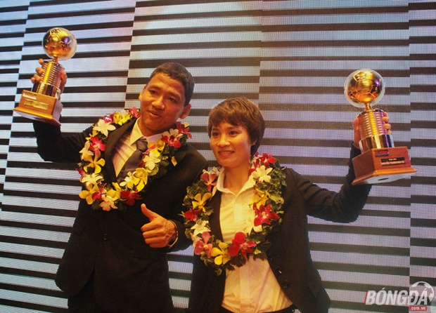 Niềm vui của Anh Đức khi lần đầu tiên trong sự nghiệp nhận giải thưởng QBV Việt Nam. Ảnh: Đình Viên.