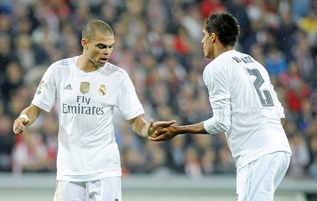 Pepe và Varane, Zidane chỉ có thể chọn 1 người. Ảnh: Interent.