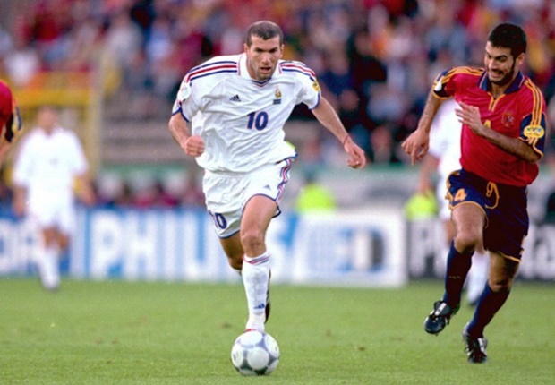 Zidane là một ngôi sao tấn công thời của mình. Ảnh internet.