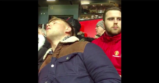 Fan Man Utd ngủ gục trên khán đài trong trận đấu Sheffield. Ảnh: Internet.