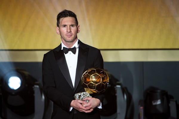 Đằng sau bộ vest giản dị của Messi ở lễ trao Quả bóng vàng