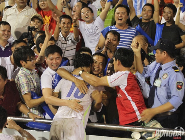 Hình ảnh Công Phượng ăn mừng bàn thắng cùng người cha gây xúc động mạnh cho khán giả tại Giải U21 quốc tế 2015. Ảnh: Đình Viên.