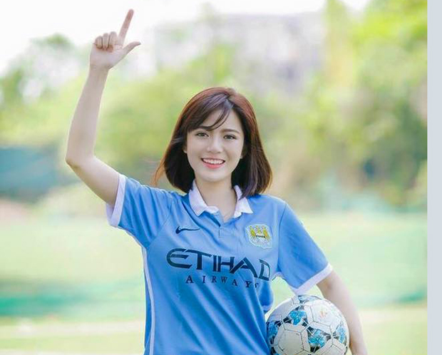 Hot Girl Tú Linh đang phải hứng đá dữ dội từ fan Man Utd. Ảnh: Internet.
