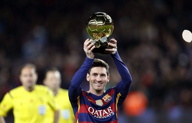 Quả bóng Vàng luôn được coi là biểu tượng của bóng đá, và Messi với khả năng chơi bóng siêu việt là đối tượng không thể bỏ qua. Xem hình ảnh của anh ấy và quả bóng Vàng, sẽ giúp bạn hiểu tại sao anh ấy được coi là ngôi sao số một của bóng đá.