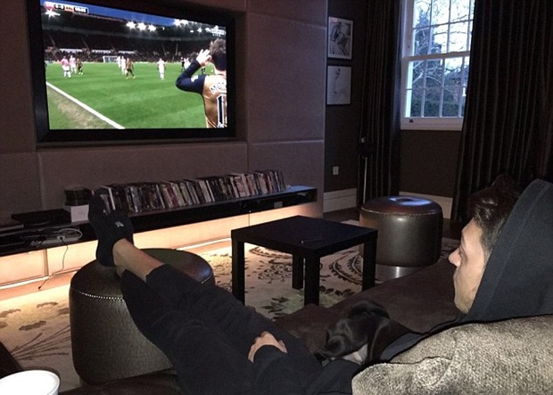 Mesut Oezil cổ vũ đồng đội từ…. ghế sofa