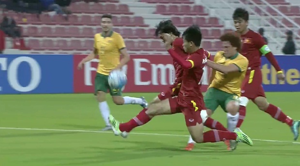 Tuấn Anh lao về kịp thời để hỗ trợ trung vệ Nam Anh cắt bóng ngay trước mũi giày của Mustafa Amini. Ảnh: Internet.
