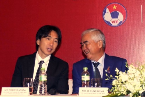 Ông Nguyễn Xuân Gụ (ngoài cùng bên phải) – Phó Chủ tịch phụ trách truyền thông VFF “tố” nội bộ VFF mất đoàn kết. Ảnh: Minh Hoàng.