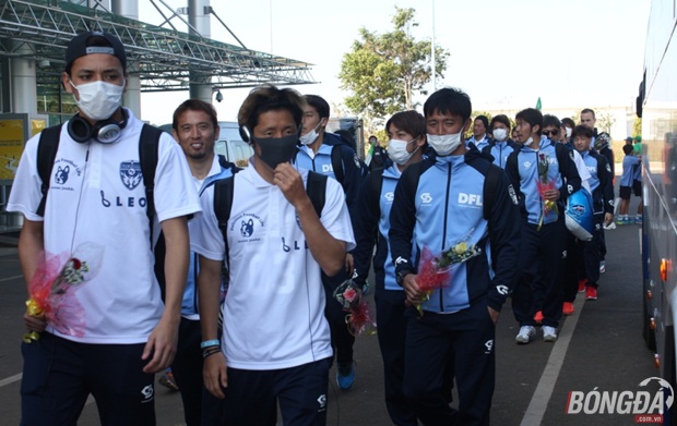 Theo kế hoạch vào sáng ngày 23/1/2016, Yokohama FC sẽ bay từ Hà Nội vào Pleiku để chuẩn bị cho Giải tam hùng tại Gia Lai. Chính vì vậy mà ngay từ sớm, chủ nhà HAGL đã cứ người ra sân bay đón tiếp. Ảnh: Quang Thịnh.