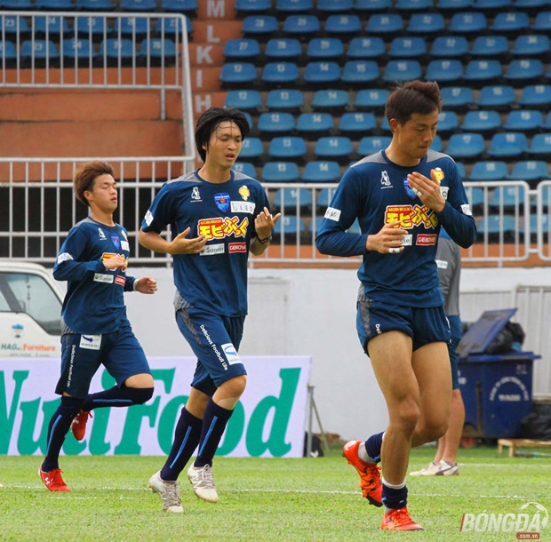 Tuấn Anh cho thấy sự hòa nhập khá nhanh với các đồng đội trong màu áo Yokohama FC. Ảnh: Đình Viên.
