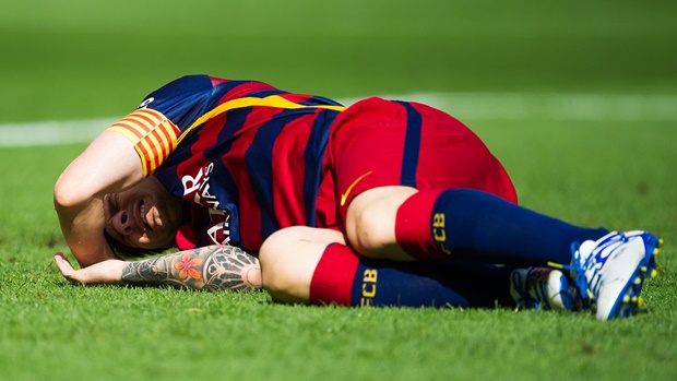 Messi tỏ ra khá đau đớn. Ảnh internet.