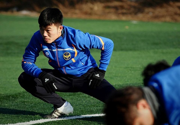 Vừa đến Hàn Quốc, Xuân Trường lập tức ra sân tập luyện cùng đội trẻ Incheon United. Ảnh: Internet.