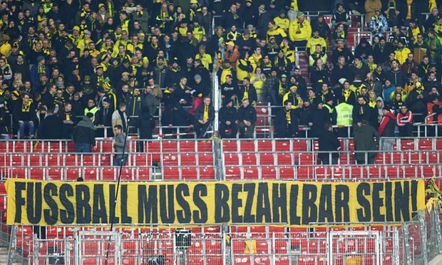 Fan Dortmund tẩy chay việc BLĐ tăng giá vé. Ảnh: Internet.