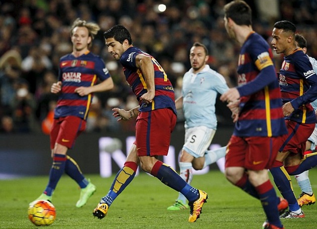 Messi và Suarez thực hiện tình huống đá Penalty tinh quái. Ảnh: Internet.