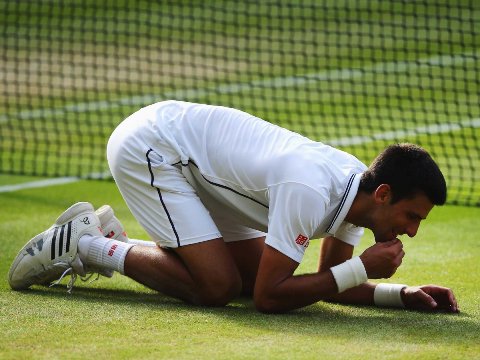 Ăn cỏ: Thói quen siêu dị giúp Novak Djokovic thống trị làng quần vợt