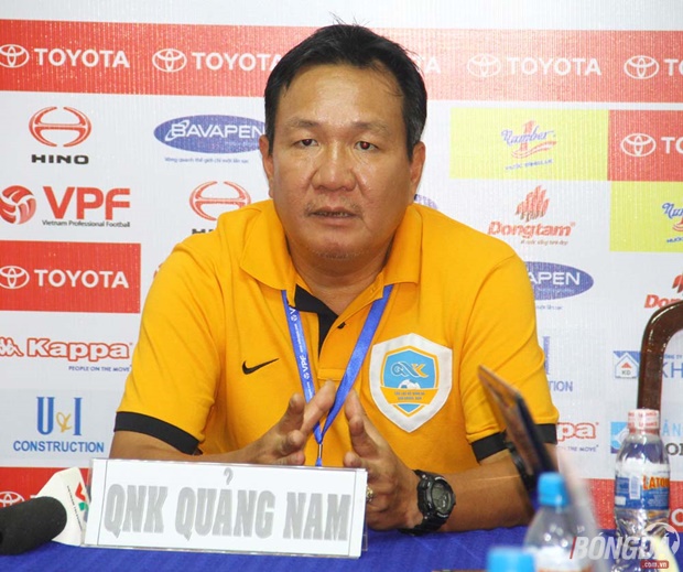HLV Hoàng Văn Phúc tiếc nuối về trận thua 0-1 của QNK Quảng Nam trên sân Long An. Ảnh: Đình Viên.