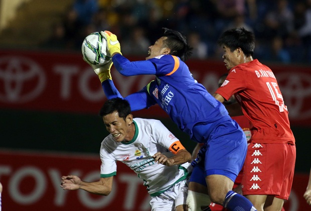 Tình huống Đặng Văn Thành (áo đỏ) đẩy Chí Công vào pha va chạm mạnh với thủ môn Bửu Ngọc. Ảnh: Nguyên Khôi.