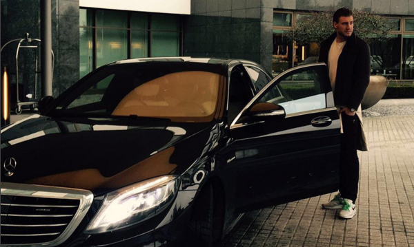 Bendtner bị phạt tiền vì đăng ảnh ôtô