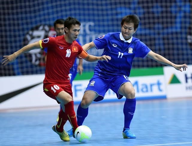 ĐT futsal Việt Nam (trái) đã vươn tới giới hạn từ sau thắng lợi trước Nhật Bản. Ảnh: Internet.