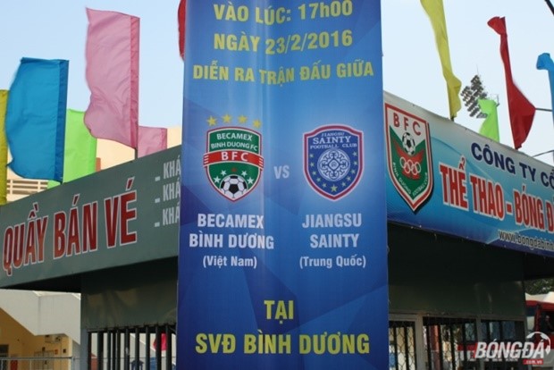 Logo CLB Jiangsu Suning (phải) mang tên nhà tài trợ cũ là Jiangsu Sainty. Ảnh Quang Thịnh.