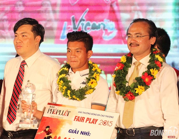 Cầu thủ Tấn Tài - Long An có rất nhiều cảm xúc khi đại diện U23 Việt Nam nhận giải nhì Fair Play 2015. Ảnh: Đình Viên.