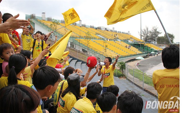 Sân Thanh Hóa không còn chỗ ngồi ở trận khai mạc V-League 2016 khi FLC Thanh Hóa đánh bại Hà Nội T&T 3-0. Ảnh: Mạnh Cường.