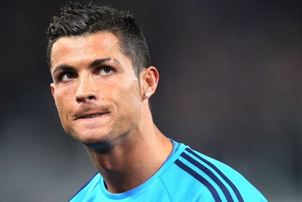 Biểu diễn 'rabona' thất bại, Cristiano Ronaldo bối rối