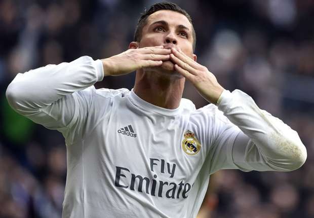 Trong chiến thắng 2-0 trước AS Roma, Ronaldo tiếp tục đóng vai trò then chốt trong lối chơi của Real Madrid với 1 bàn thắng và 1 pha kiến tạo. Ngôi sao 31 tuổi này đang thật sự trải qua khoảng thời gian thi đấu cực kỳ bùng nổ, khi trước đó vài ngày anh còn sút tung lưới của Celta Vigo tới 4 lần.