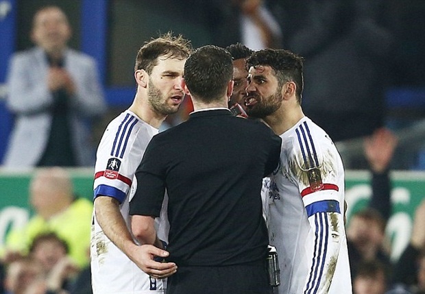 Costa và hình ảnh xấu xí trong trận đấu trước Everton đêm qua. Ảnh: Internet.