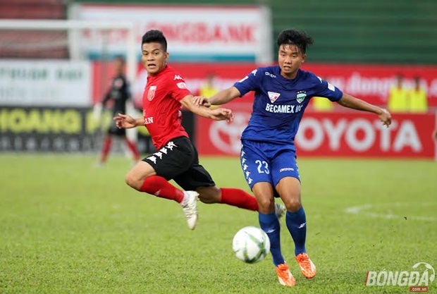 Tiền vệ Nguyễn Trọng Huy (xanh) từng thi đấu cho Becamex Bình Dương ở V-League 2016 góp mặt tại VCK U19 quốc gia. Ảnh: Đình Viên.