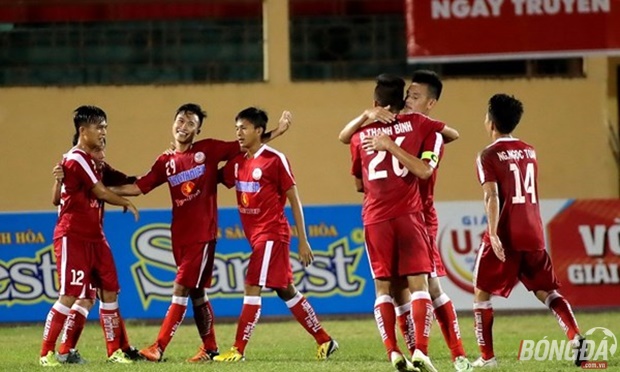 Các cầu thủ U19 Bình Định ăn mừng chiến thắng trước U19 QNK Quảng Nam. Ảnh: Khả Hòa.