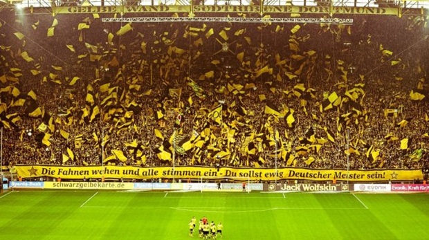 Cầu thủ Dortmund cám ơn NHM sau trận đấu. Ảnh: Internet.