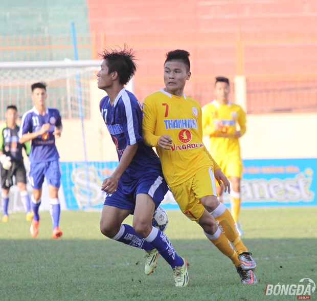 Tiền vệ Nguyễn Quang Hải (áo vàng) đang có phong độ cực tốt, góp công không nhỏ vào thành tích của Hà Nội T&T. Ảnh: Đình Viên.