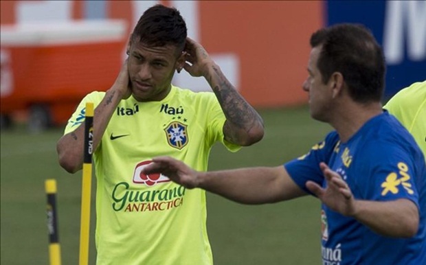 Tới lượt Neymar đau cơ, Barca lại lo sốt vó
